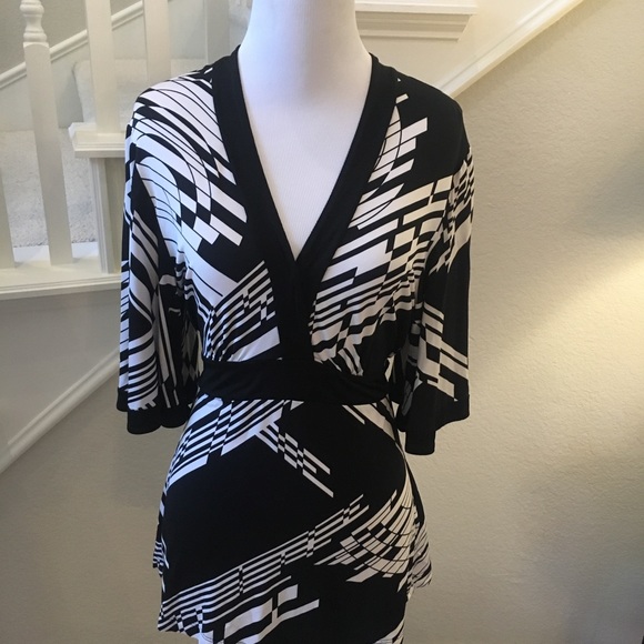BCBGMaxAzria Black White Kimono Wrap Top Size Medium - Picture 9 of 9